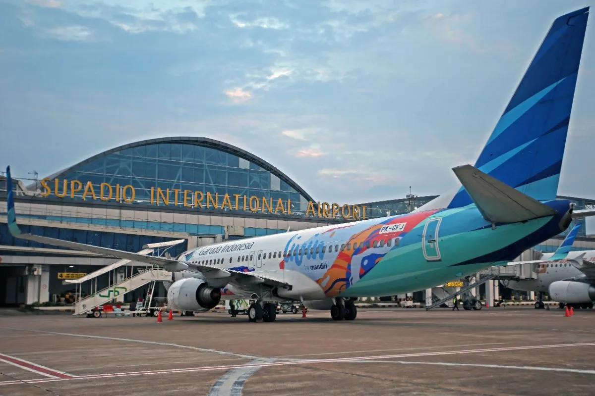 Pesawat dan terminal Bandara Internasional Supadio