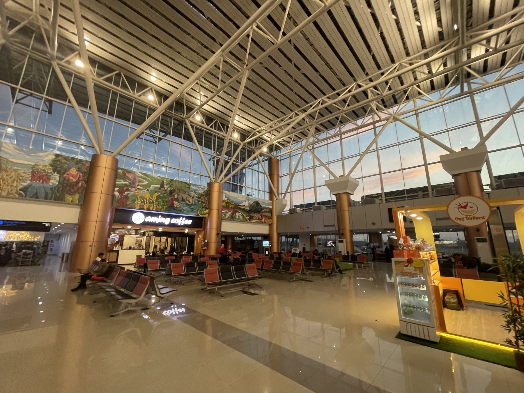 Bagian dalam terminal Bandara Internasional Supadio